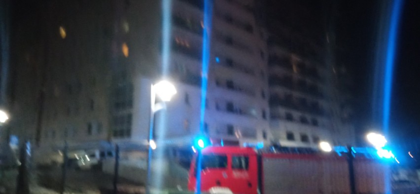 Białystok. Nocna interwencja straży pożarnej na Antoniuku. W jednym z bloków był wyczuwalny gaz