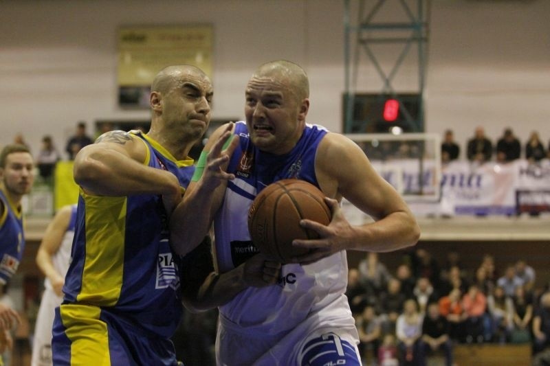 Tomasz Madziar ( z piłką) w akcji pod koszem rywali.