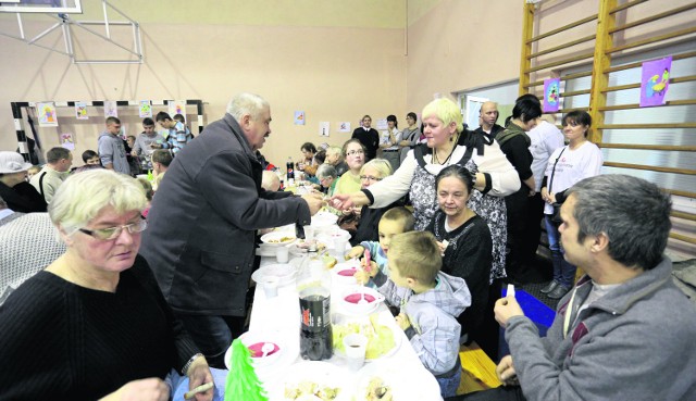 Caritas przy parafii św. Jacka w Słupsku od dziewięciu lat organizuje wigilie dla około dwóch tysięcy osób. Wigilia odbędzie się 19 grudnia w sali SOSW przy ul. Krasińskiego w Słupsku.
