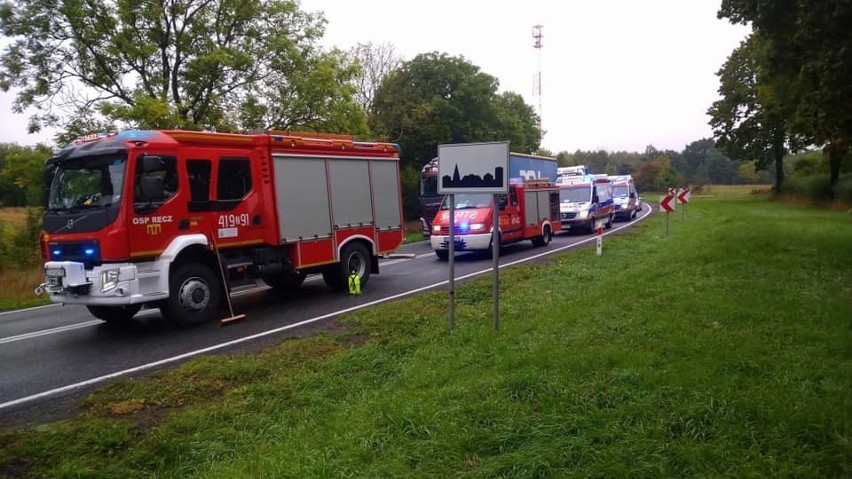 DK 10. Pod Reczem bus zderzył się z samochodem osobowym. ZDJĘCIA - 27.09.2020