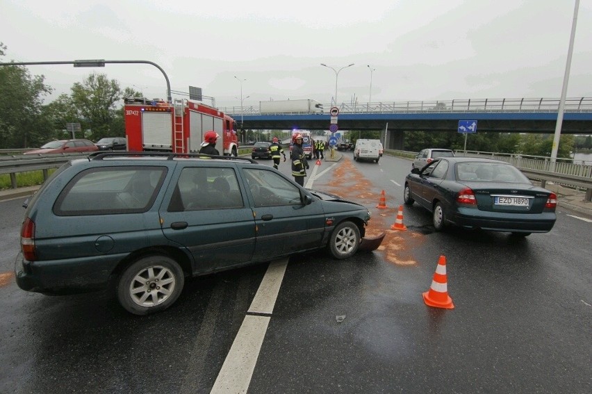 Wrocław: Wypadek na Lotniczej w pobliżu AOW. Utrudniony przejazd (ZDJĘCIA)