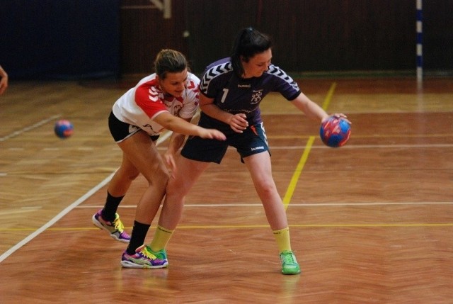 Korona Handball Kielce testuje 19-letnią rozgrywającą Amandę Szymborską (z prawej) z GUKS Dwójka Łomża.