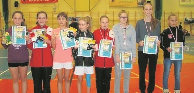 Reprezentacja Orlicz Suchedniów świętowało kolejne sukcesy na badmintonowych kortach. Tym razem stawali na podium ogólnopolskiego turnieju młodzików, którego byli gospodarzami. 