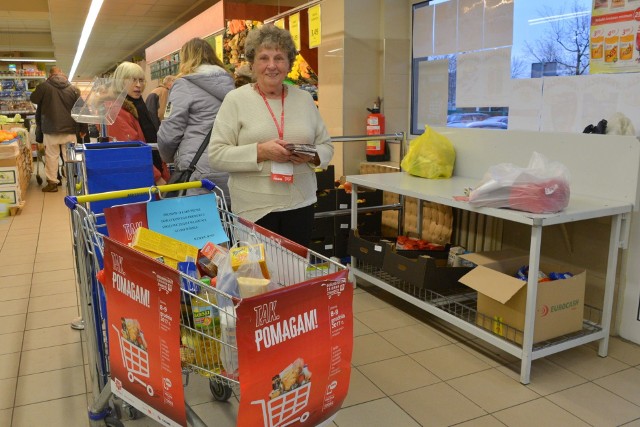 Produkty przekazane potrzebującym pochodziły głównie ze zbiórki „Tak, pomagam”, w którą mocno zaangażowała się Leokadia Obarska z Łącznej.