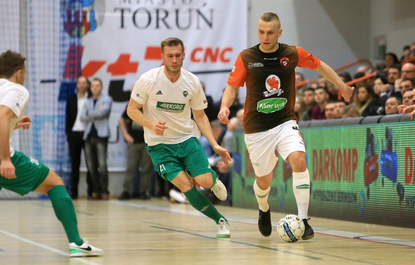 Piłkarze FC Toruń (z prawej Sylwester Kieper) przegrali z...