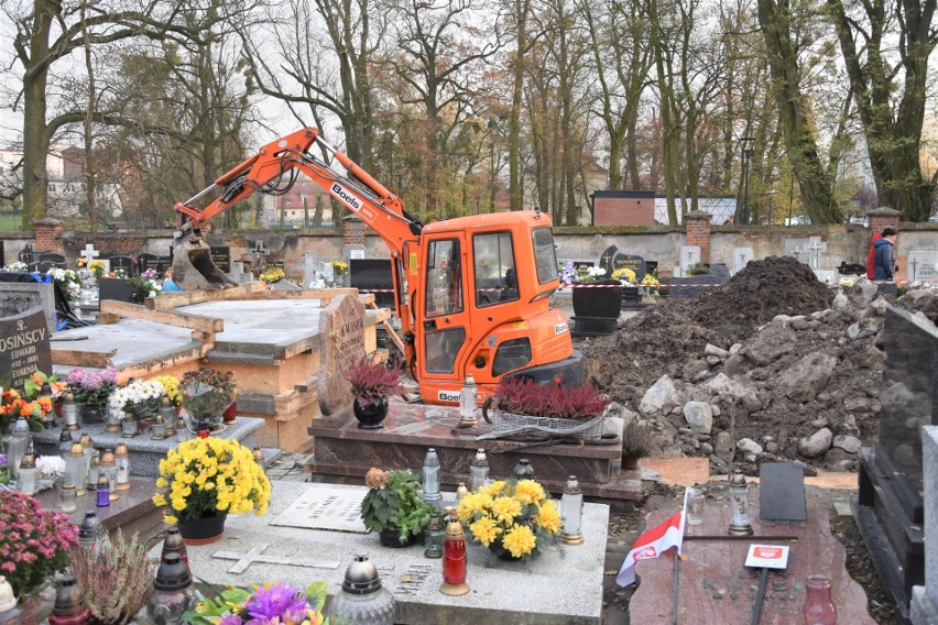 Trwa budowa nowego pomnika na cmentarzu w Szubinie. Prace...