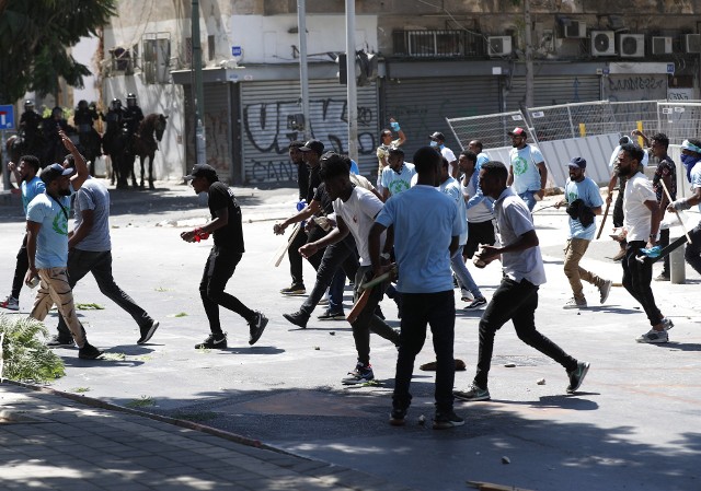 W Izraelu doszło do gwałtownych protestów z udziałem azylantów z Erytrei.