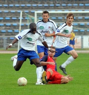 Ousmane Sylla, Robert Gaca i Jeferson (od lewej, w jasnych strojach) żegnają się z pucharową przygodą