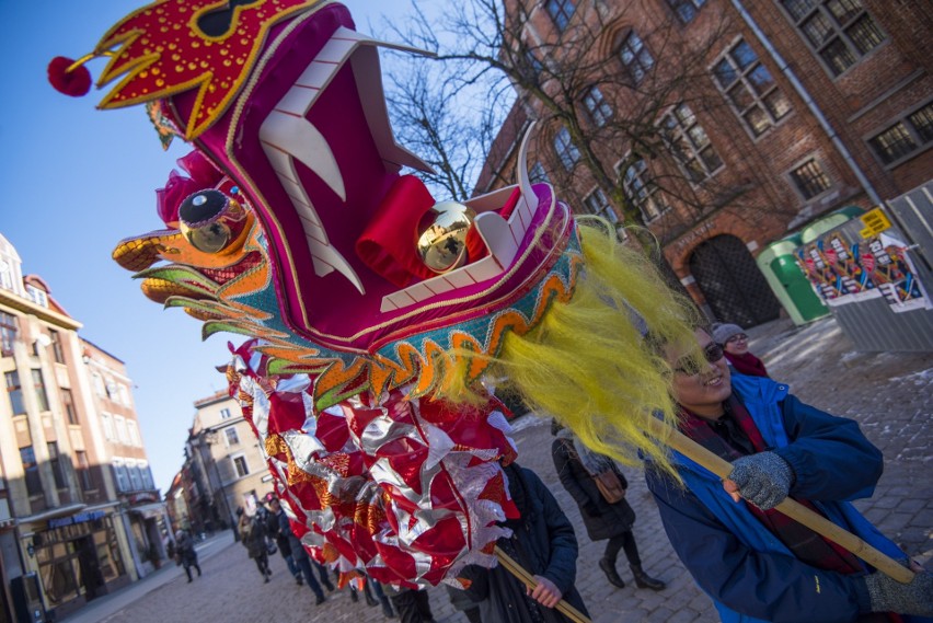Parada z okazji chińskiego Nowego Roku na toruńskiej starówce