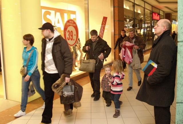 Szal wyprzedazy Ruszyly poświąteczne wyprzedaze w galeriach handlowych.