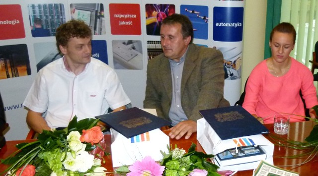 Mariusz Sobczak (pierwszy od lewej) zdobył na mistrzo-stwach Europy w Walii srebrny medal w skoku w dal. Z prawej Alicja Fiodorow, która zdobyła dwa medale. W środku trener Jacek Szczygieł.