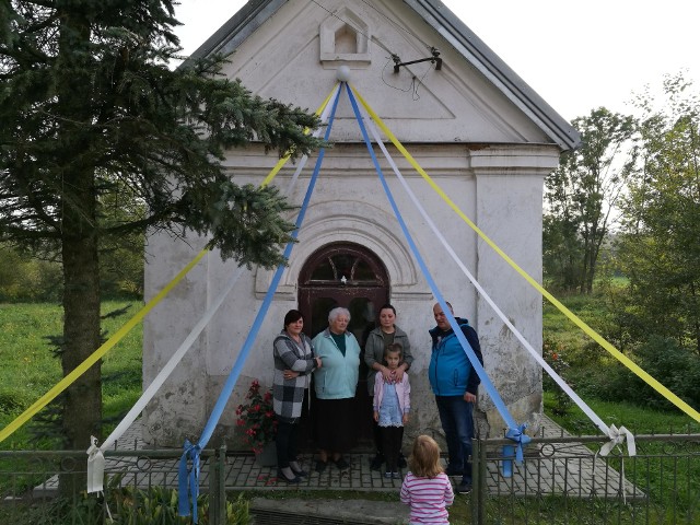 Mieszkańcy Falniowa chcą uratować przydrożną kapliczkę