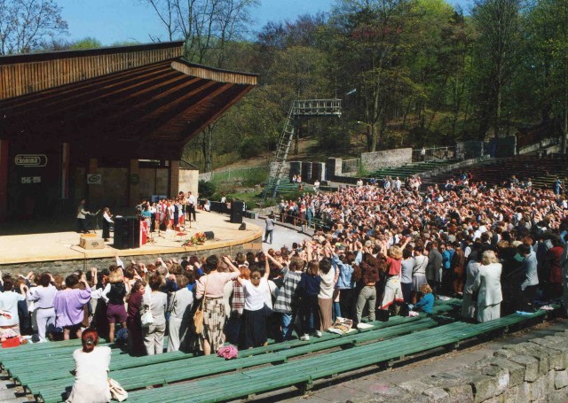 W amfiteatrze przez lata wystąpiło wiele gwiazd i zespołów, m.in. Jacek Stachursky z zespołem. Zobaczcie, jak zmieniała się gorzowska "opera leśna"