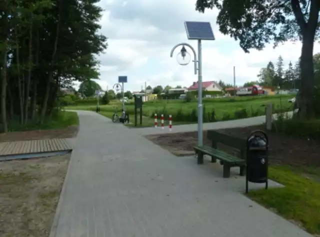 Nowy trakt spacerowy nad jeziorem w Trzebielinie. 