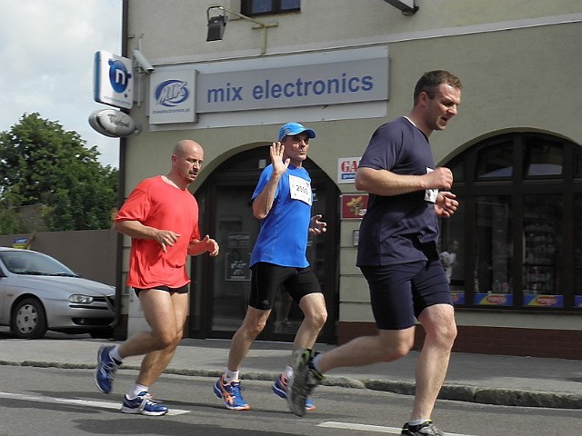 Piotr Wisiński (niebieska koszulka) nie przepuści okazji, by pobiegać. Na zdjęciu podczas ubiegłorocznej "dychy Wazówny&#8221;, którą współorganizował.