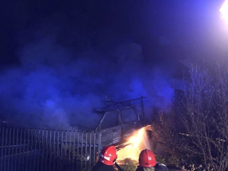 Chełmiec pożar. Na ul. Batalionów Chłopskich spłonął terenowy SUV [ZDJĘCIA]