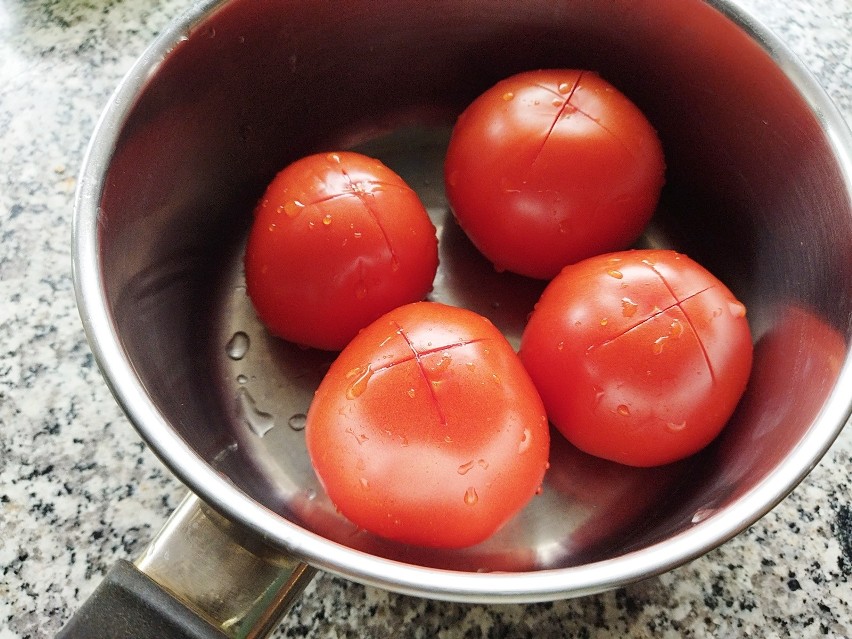 Pomidory natnij i zalej wrzątkiem. Następnie obierz z nich...