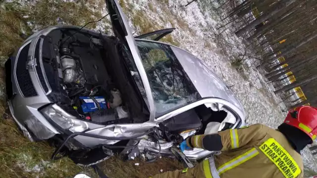 Do groźnego wypadku doszło dzisiaj, 13 stycznia w gminie Poddębice. Na obwodnicy miejscowości Praga zderzyły się dwa auta.