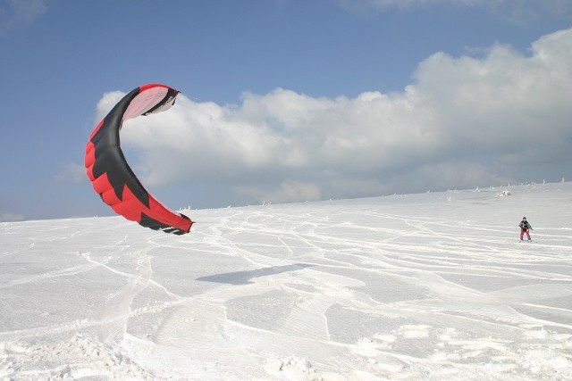 Zdjęcie polskiego snowkitera.