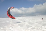 Snowkiting, czyli latawiec i deska. Zimowa odmiana kitesurfingu jest coraz popularniejsza (wideo)