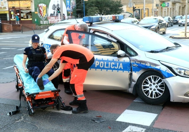 Mundurowi zostali przewiezieni karetką do szpitala na dalsze badania.