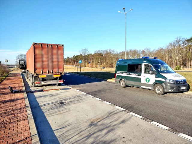 Zespół pojazdów składający się z ciągnika siodłowego i dwóch naczep zatrzymali funkcjonariusze wielkopolskiej Inspekcji Transportu Drogowego. Takie połączenie pojazdów jest zabronione.