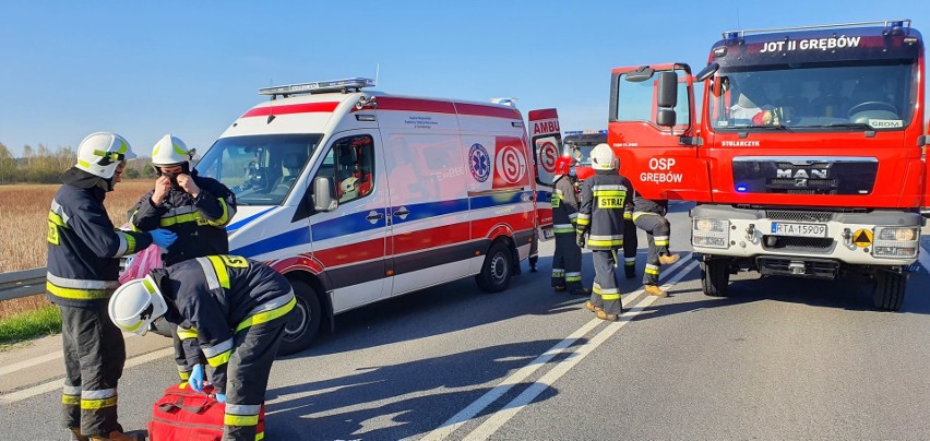 Wypadek w Grębowie. Samochód potrącił rowerzystę, który nagle się zachwiał 