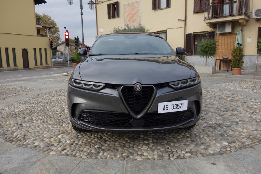 Elektryfikacja napędów w samochodach marki Alfa Romeo...