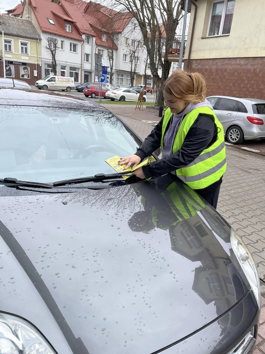 Ostrołęka. Młodzieżowa Rada Miasta wręczała żółte kartki kierowcom. 6.04.2023