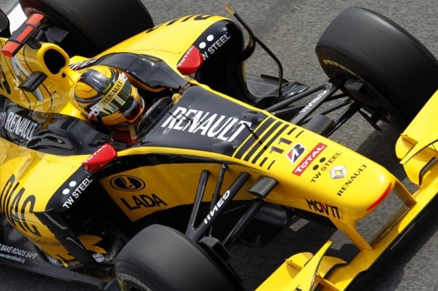 Robert Kubica ze sterami bolidu Renault.
