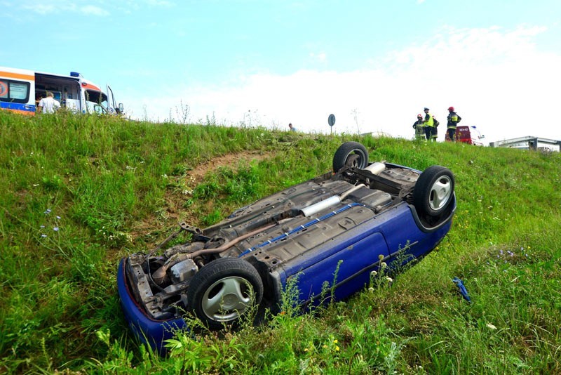 Wypadek w Jeziórku. Opel dachował po zderzeniu z tirem [ZDJĘCIA]