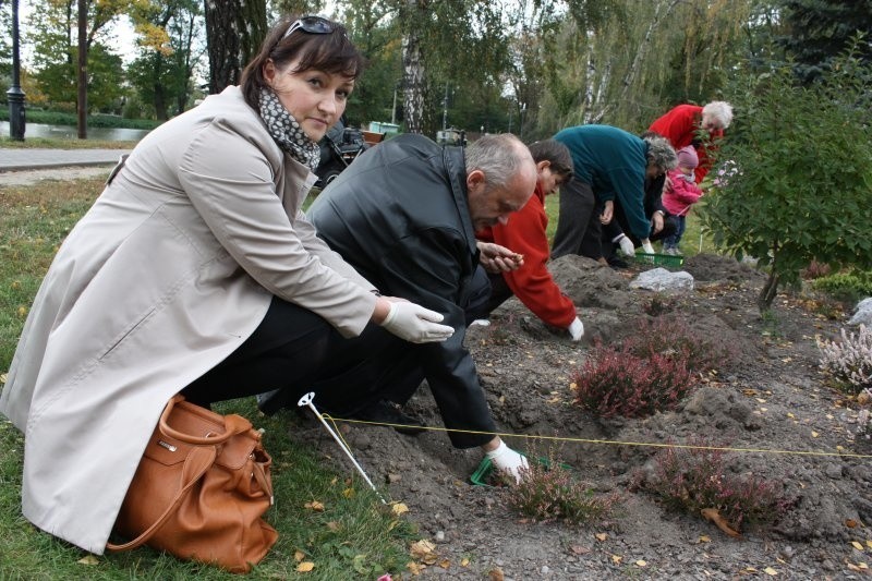 Uczestnicy marszu przeszli na Różową Aleję obok stawu...