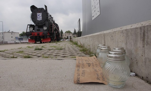 Lech Poznań ma już tylko matematyczne szanse na zdobycie mistrzostwa Polski. Kibice Kolejorza nie mają złudzeń i zapalili przy Bułgarskiej znicze.