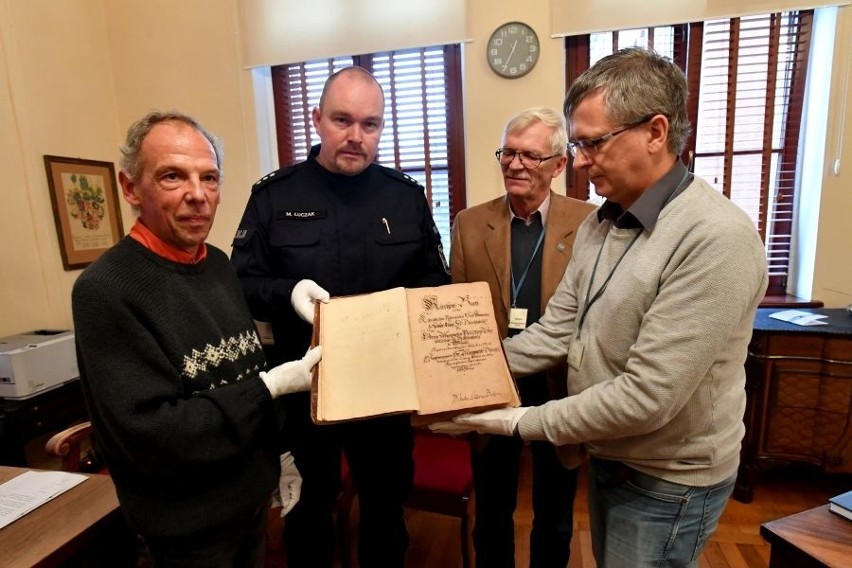 Cenna księga, odzyskana przez policjantów z KWP w Szczecinie, wróciła do Berlina [WIDEO, ZDJĘCIA]