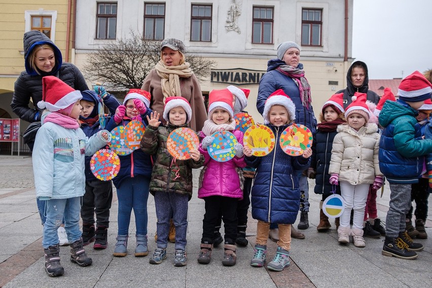 Tarnowskie przedszkolaki przystroiły choinki pod Ratuszem [ZDJĘCIA]