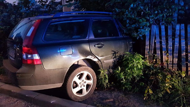 W czwartek, wczesnym rankiem, doszło do wypadku samochodu osobowego. Zdarzenie miało miejsce w Klepaczach na ulicy Kolejowej. Zdjęcia pochodzą z fanpage'a: OSP Klepacze