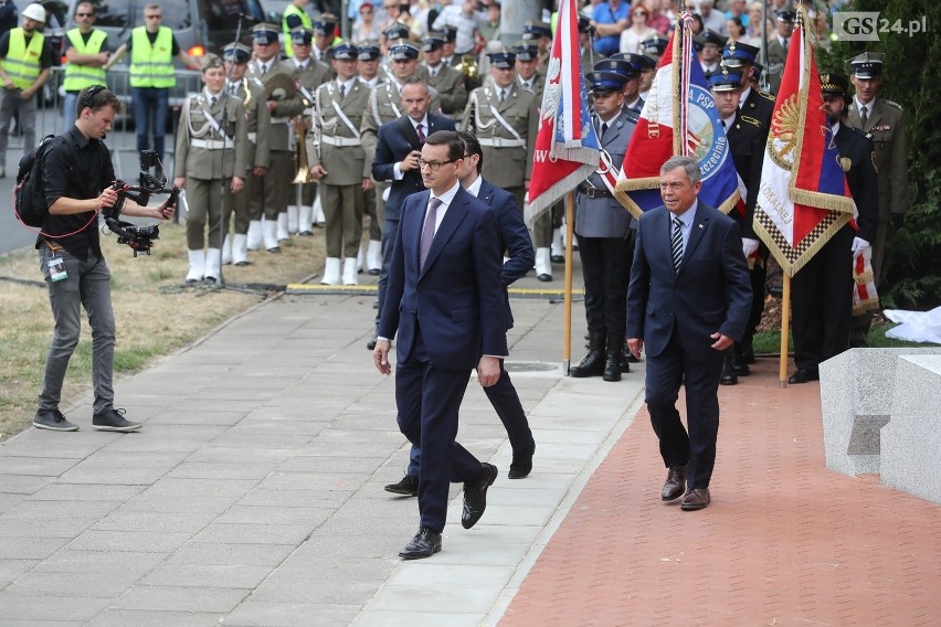 Pomnik Lecha Kaczyńskiego w Szczecinie odsłonięty z pompą. Prezydent w dynamicznej pozie, zamyślony nad Polską  [ZDJĘCIA]