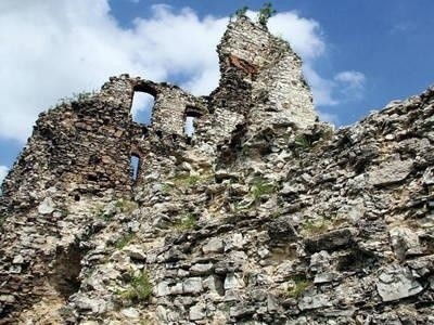 Prace remontowe, które zakończą się późną jesienią, pozwolą na wpuszczenia turystów do ruin zamku "Tenczyn" w Rudnie Fot. Piotr Subik