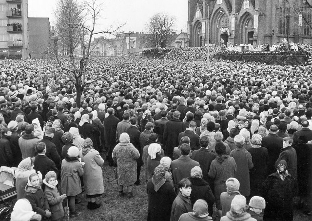Obchody milenijne w Białymstoku, 19 listopada 1966 roku. Na placu przed kościołem farnym były tłumy wiernych.
