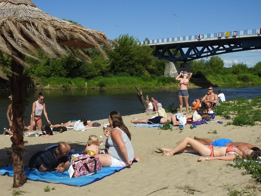 Mieszkańcy Łomży chętnie korzystają z uroków plaży...