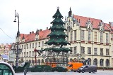 Na Rynku we Wrocławiu rozbierają świąteczną choinkę [ZDJĘCIA]