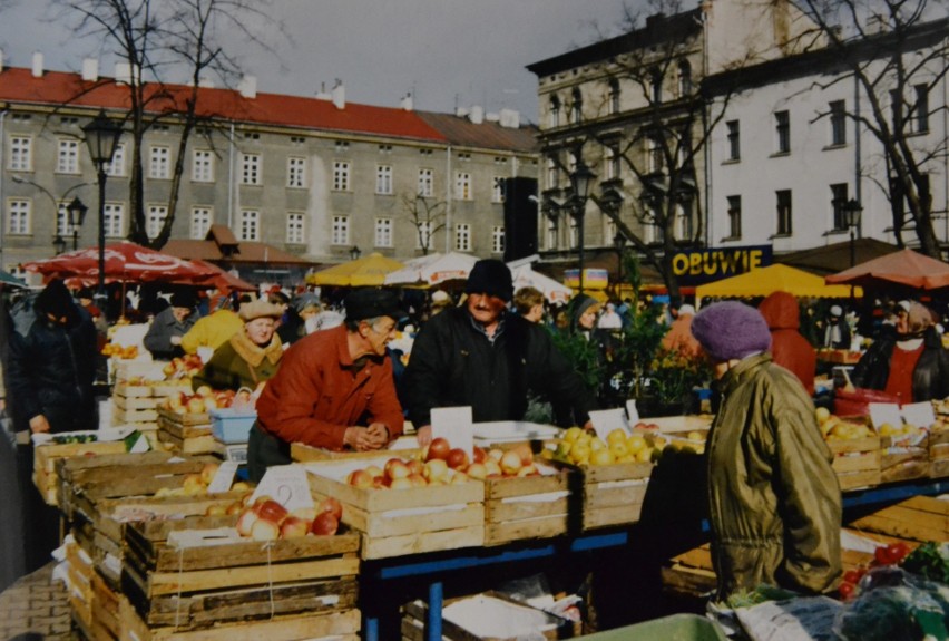 Wyjątkowe zdjęcia Starego Kleparza z lat 90. To targowisko, na którym choć raz był każdy krakowianin!