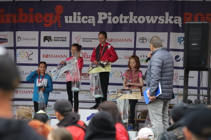 Bieg ulicą Piotrkowską. Rossmann Run 2022. Dzieci i młodzież na starcie ZDJĘCIA 