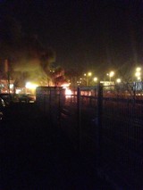 Wrocław: Nocny pożar przy Przyjaźni. Zapalił się samochód (ZDJĘCIA)