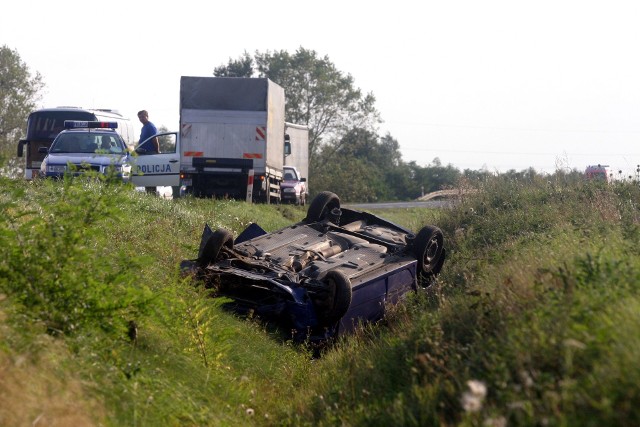 - Dyżurny nakielskiej komendy otrzymał zgłoszenie, że za Paterkiem pijany kierowca wjechał do rowu - mówi mł. asp. Justyna Andrzejewska, oficer prasowa Komendanta Powiatowego Policji w Nakle nad Notecią. - Na miejsce natychmiast został skierowany patrol. Jak się okazało, kierowca vw golfa z całym impetem wyjechał z drogi podporządkowanej na trasę prowadzącą do Kcyni, nie zwalniając przejechał dwa pasy ruchu, a następnie wjechał do przydrożnego rowu.Tak szaleli na drogach w regionie. To cud, że ludzie przeżyli! [wideo - Program Stop Agresji Drogowej]