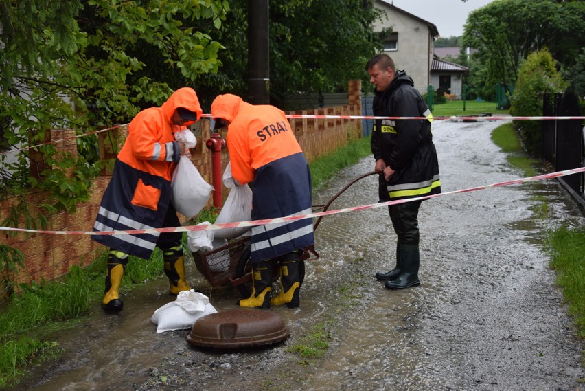 Trudna sytuacja na południu Opolszczyzny. Woda zalewa drogi i posesje