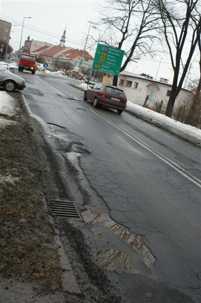 Grodków: Dziury na ulicy Sienkiewicza. Zdjecia internauty...