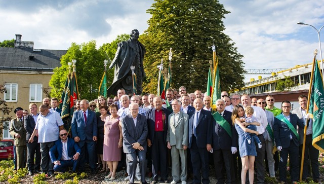 Zbiorowe zdjęcie uczestników uroczystości przed pomnikiem Wincentego Witosa w Kielcach