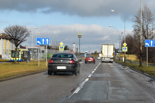 Według danych podanych przez autora petycji dziennie al. Jana Pawła II przejeżdża 15 tysięcy pojazdów.