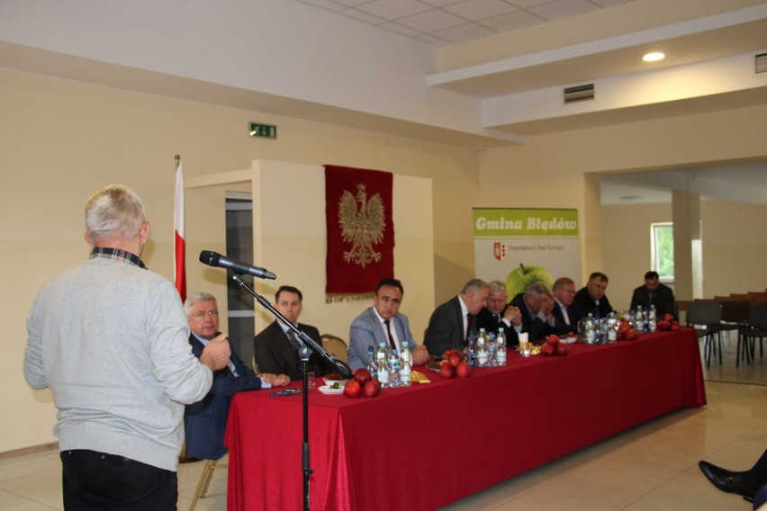Wicepremier Henryk Kowalczyk gościł w Błędowie. W remizie odbyła się debata na temat wsparcia rolników. Zobaczcie zdjęcia